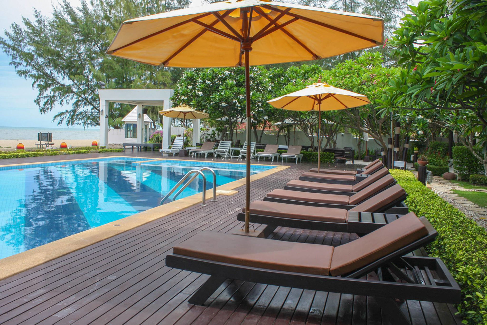Chez Nous Boutique Resort Haad Chao Samran Exterior photo